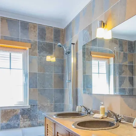 Vakantiehuis Casa Moderna Com Arquitetura Tradicional E Piscina Amoreira (Leiria)